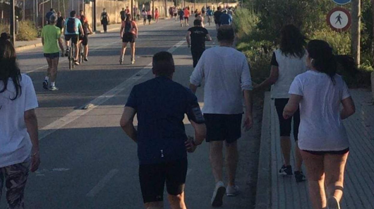 La distancia social se incumple en la carretera de la Batería de la Ardial