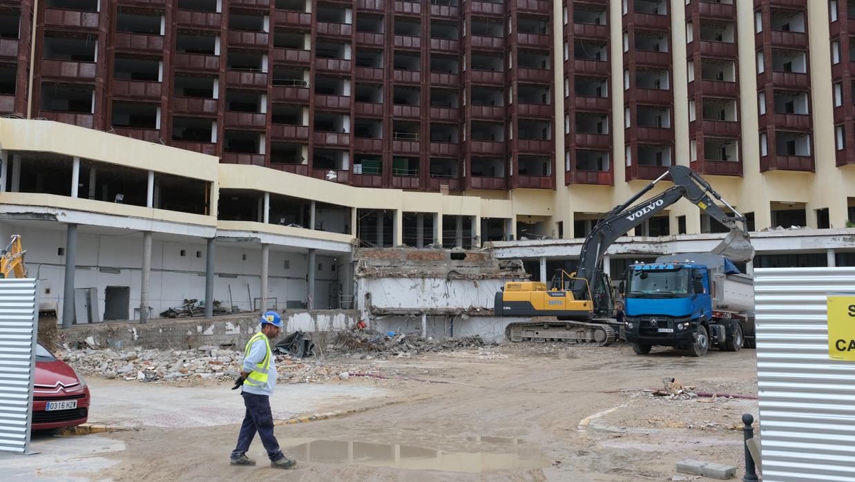 El muro de la antigua residencia Tiempo Libre fue derribado la pasada semana. En breve comenzarán las excavaciones para el parking.