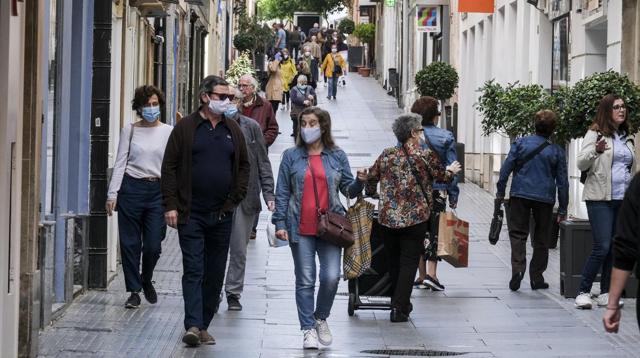 Las calles comerciales de Cádiz comienzan a llenarse de público.