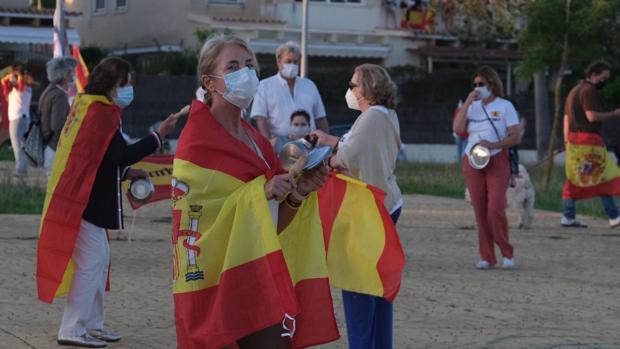 Más de 200 personas se rebelan en El Puerto contra la gestión de Pedro Sánchez