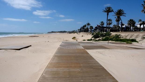 Chiclana abre las playas este miércoles para hacer  deporte y pasear por la zona de arena