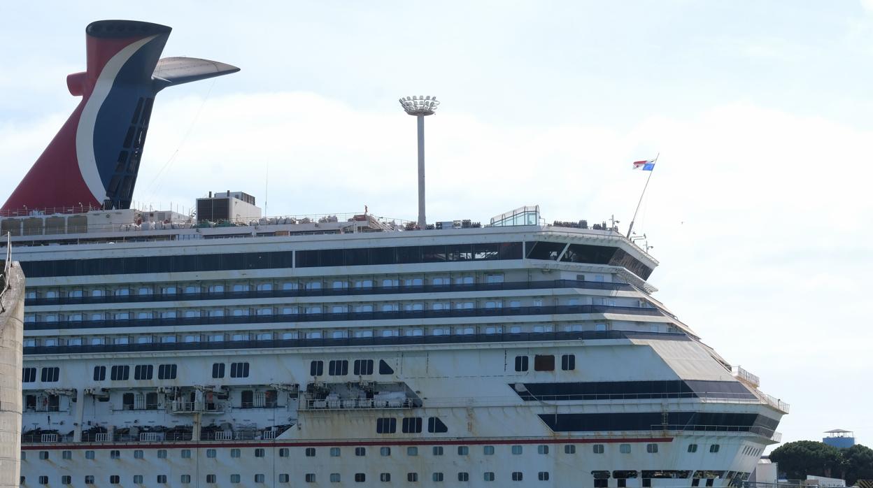 Aspecto que presenta el 'Carnival Victory', atracado en el muelle del astillero de Puerto Real