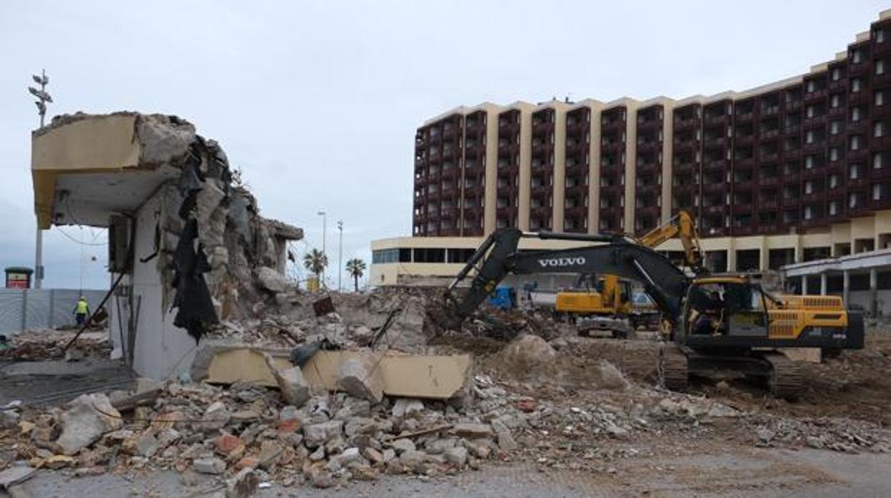 Demolición de la Residencia del Tiempo Libre, en Cádiz.