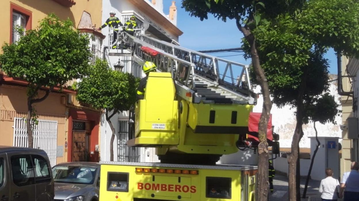 Bomberos de San Fernando intervienen recogiendo los trozos del balcón