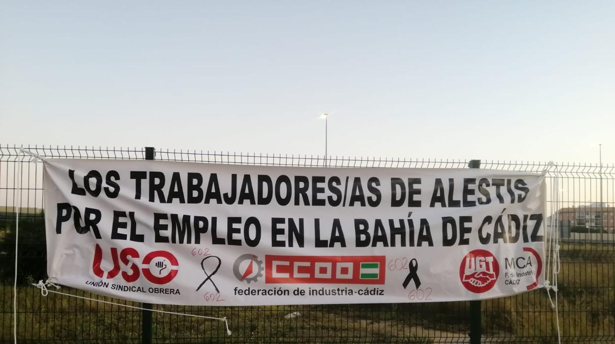 Pancarta que cielga en la factoría de Alestis en Puerto Real