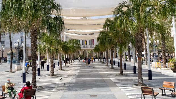 Los toldos de San Juan de Dios, en Cádiz, ya refrescan la plaza del Ayuntamiento