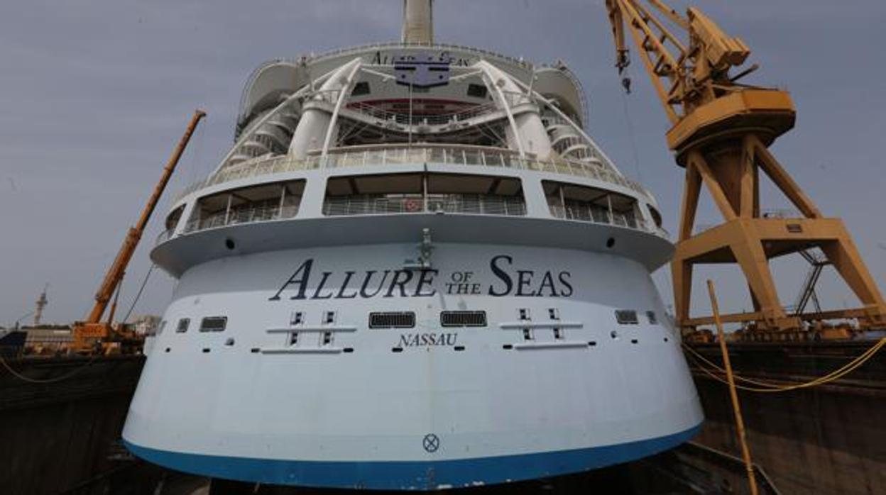 El crucero 'Allure of the Seas' durante una una reparación en el año 2015