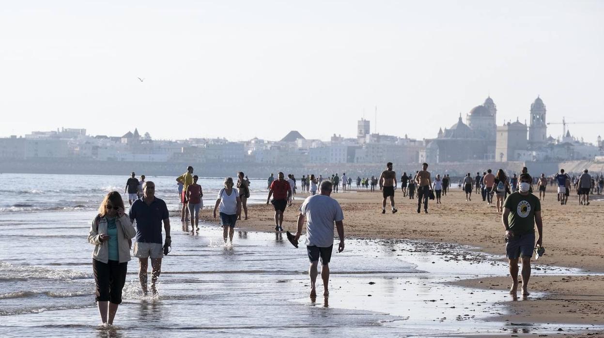 Aspecto de las playas de Cádiz en la fase 1 de la desescalada.