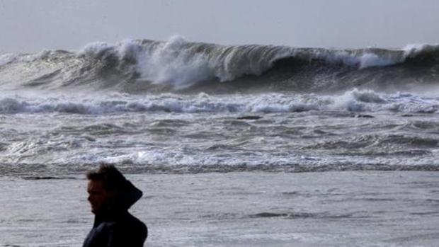 Cádiz, en alerta amarilla este domingo por fuerte oleaje