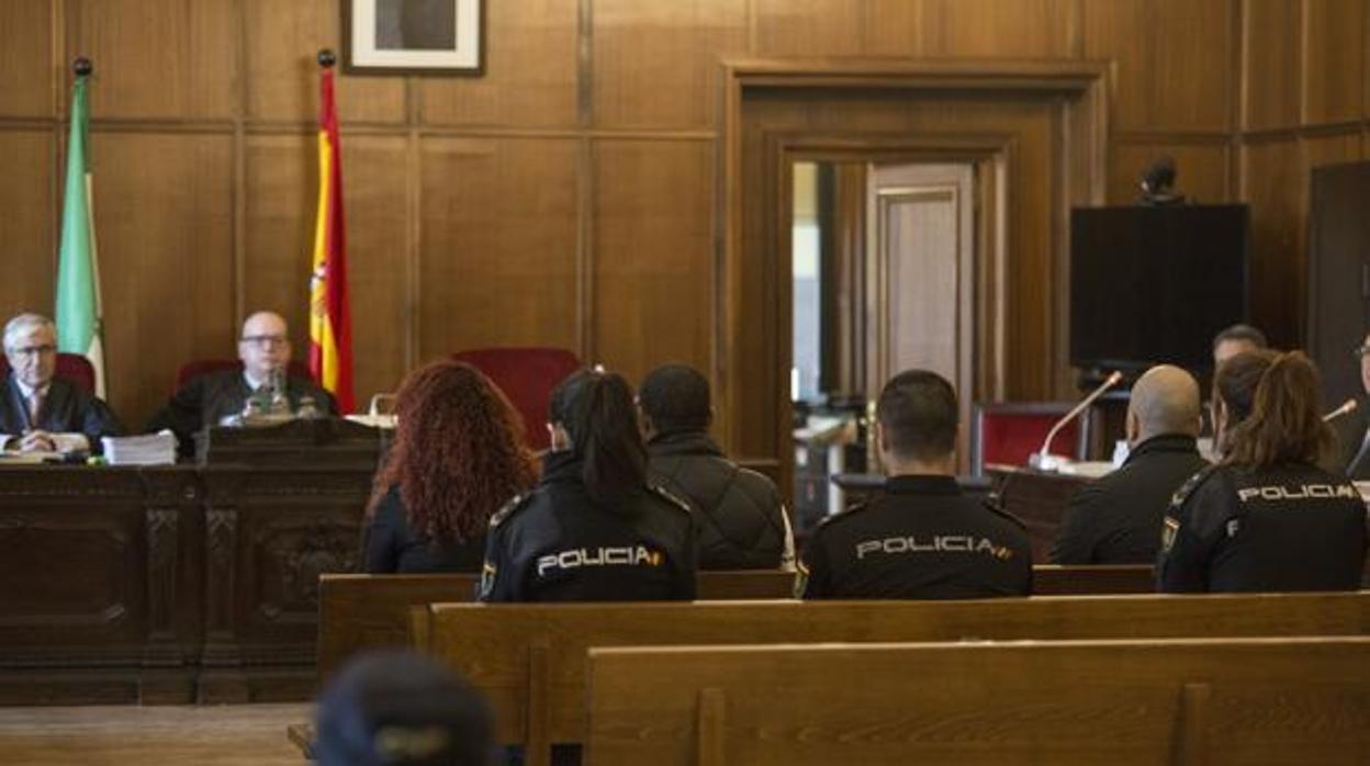 Los tres condenados durante el juicio con jurado celebrado en la Audiencia de Sevilla en 2018