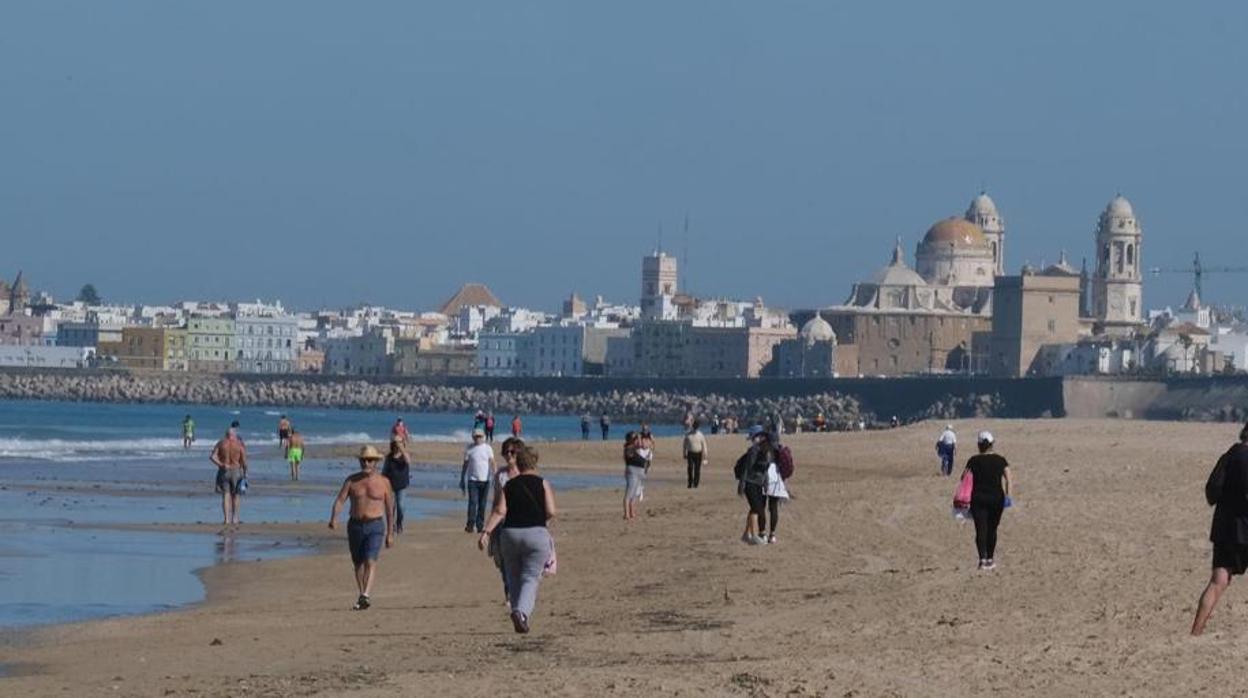 El PSOE lamenta la improvisación del equipo de Gobierno con las playas.