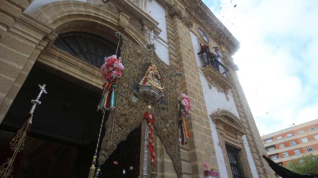 El Simpecado de la hermandad de Cádiz, a su salida de San José en 2019