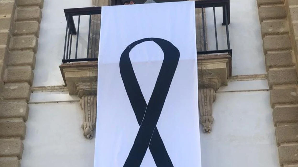 La lona de cinco metros con el lazo negro en señal de luto, en la fachada de San José