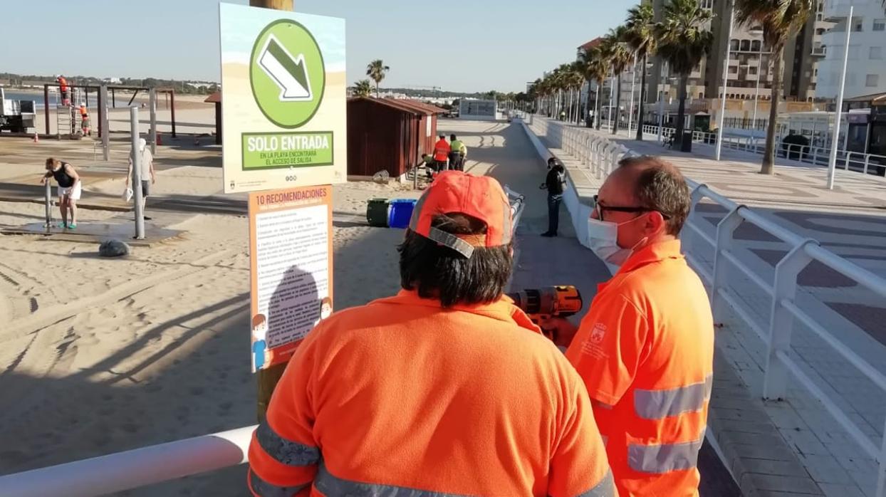 Instalación de los paneles informativos en las playas portuenses