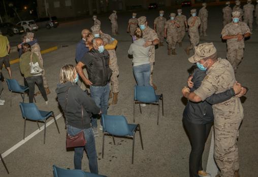 Los infantes de marina se despiden de sus familiares antes de poner rumbo a Mali.