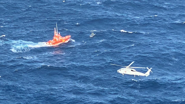 Helicópteros de la Armada colaboran en el rescate de tres náufragos a 35 millas al sur de Cádiz