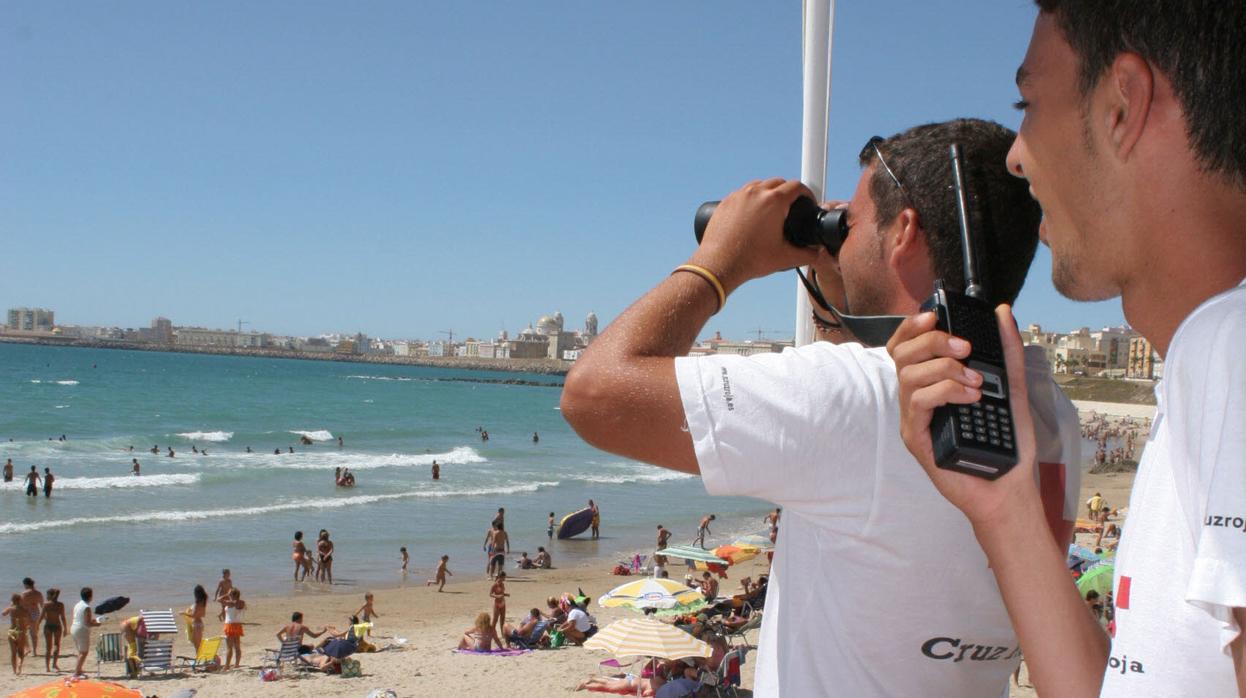 Socorristas vigilando una playa de la capital gaditana.