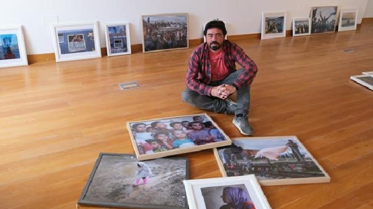 El fotoperiodista Gonzalo Höhr con alguna de las imágenes de la exposición que se inaugura en Cádiz