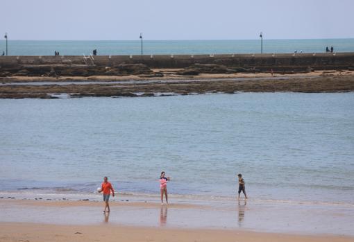 Las playas de Cádiz capital abren al baño este viernes