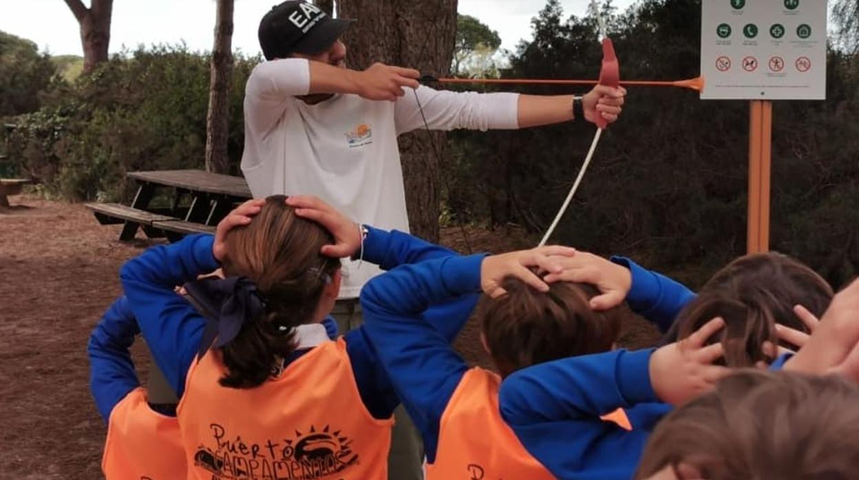 Un monitor de Puerto Campamentos, con un grupo de niños en los Toruños