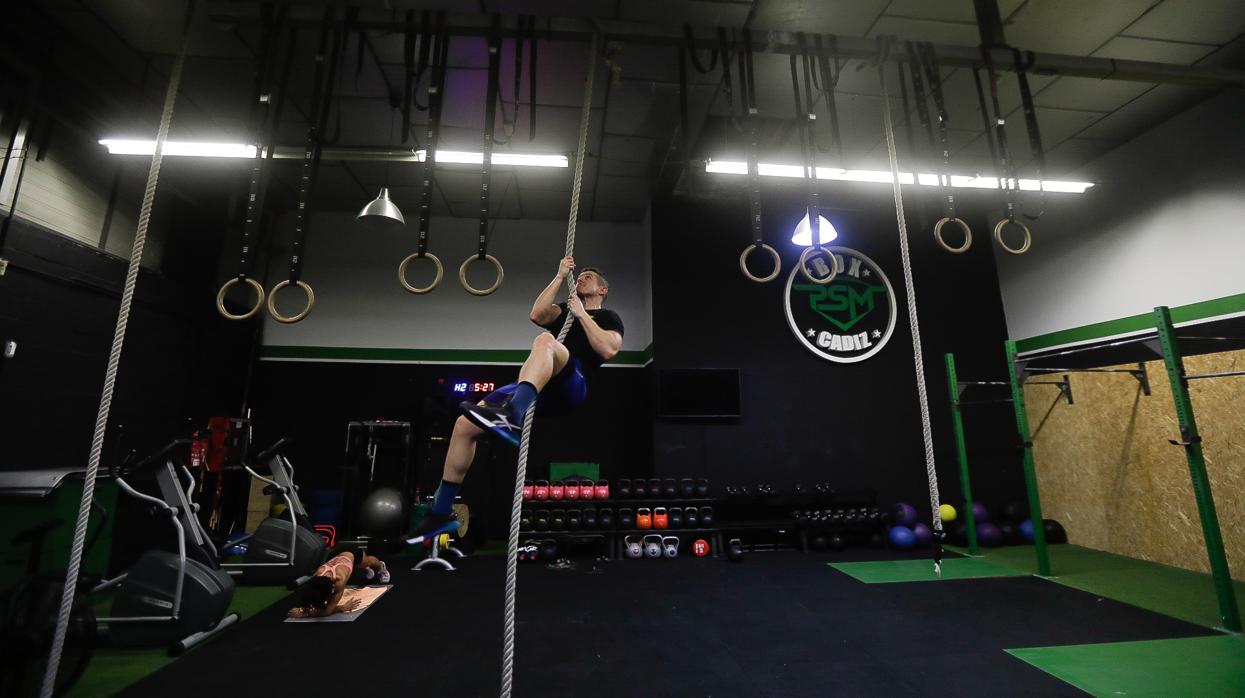 Un usuario se ejercita en el único gran gimnasio de la capital gaditana que ha abierto esta semana.