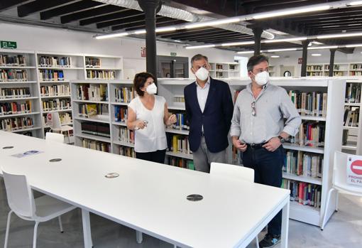 Visita del alcalde de Tomares, José Luis Sanz, a la biblioteca municipal