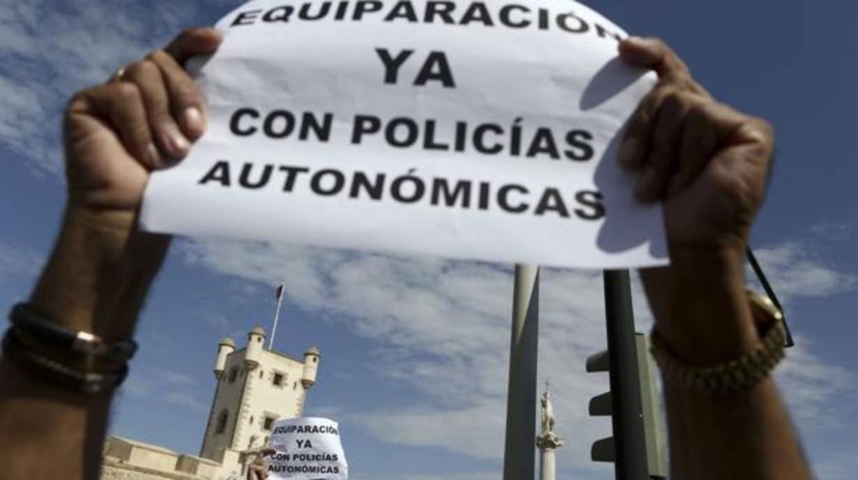 Imagen de la manifestación que se celebró en Cádiz que reunió a miles de personas. Francis Jiménez