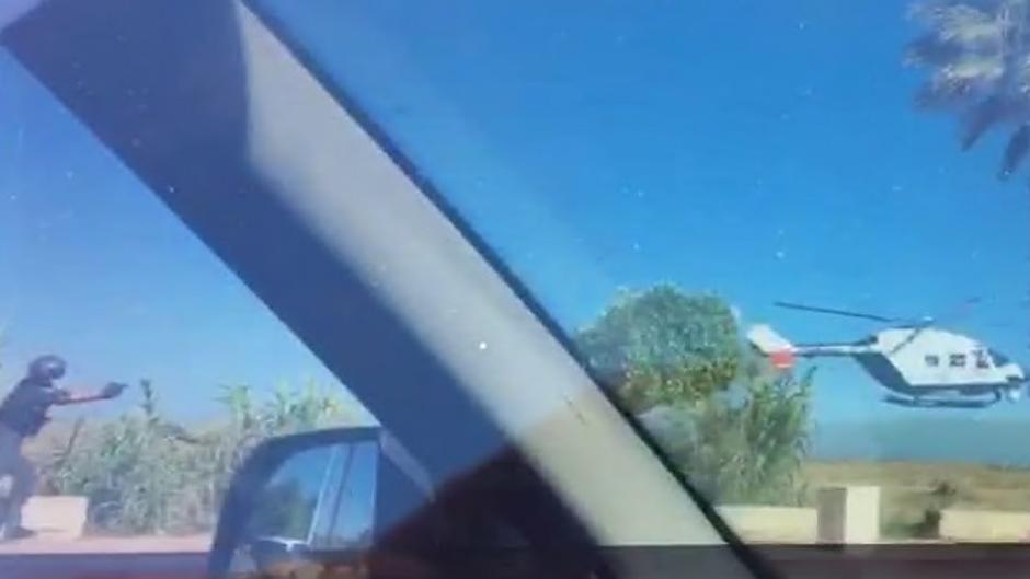 VÍDEO: Espectacular persecución con un helicóptero a ras de suelo en La Línea