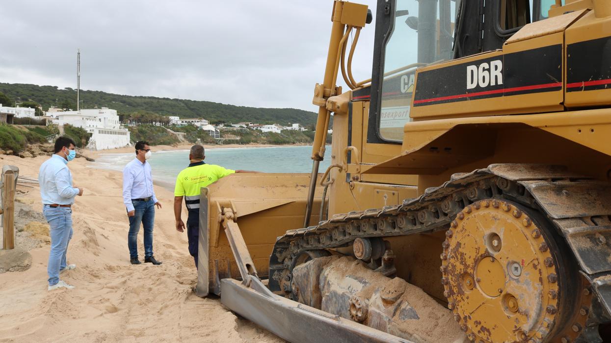 Las playas de Los Caños de Meca, en Barbate, preparadas para la temporada de verano