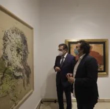 El presidente de la Fundación Cajasol y el alcalde de Cádiz observan una de las obras.