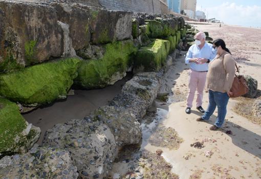 La zona de bloques de hormigón de la playa Santa María del Mar de Cádiz queda acotada