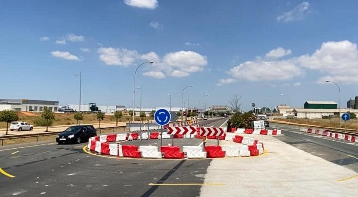 Dos Hermanas ha instalado una glorieta provisional en la avenida 4 de Diciembre