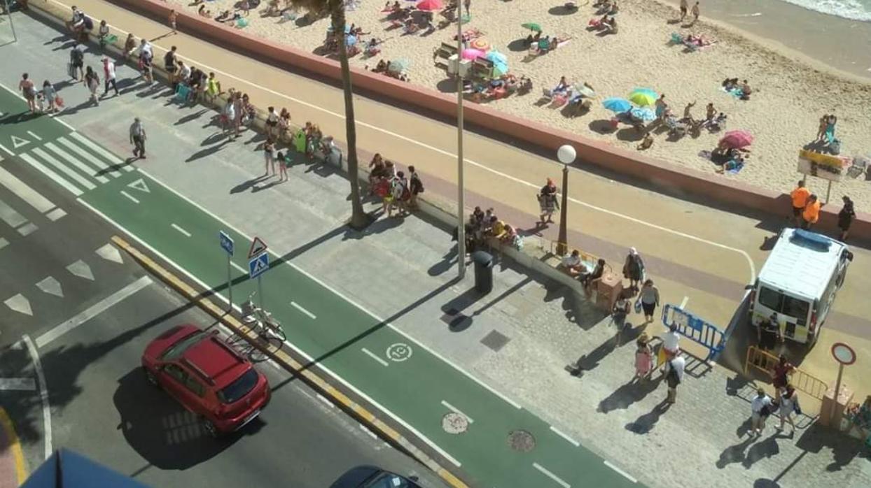 Colas en el acceso a la playa de Santa María.