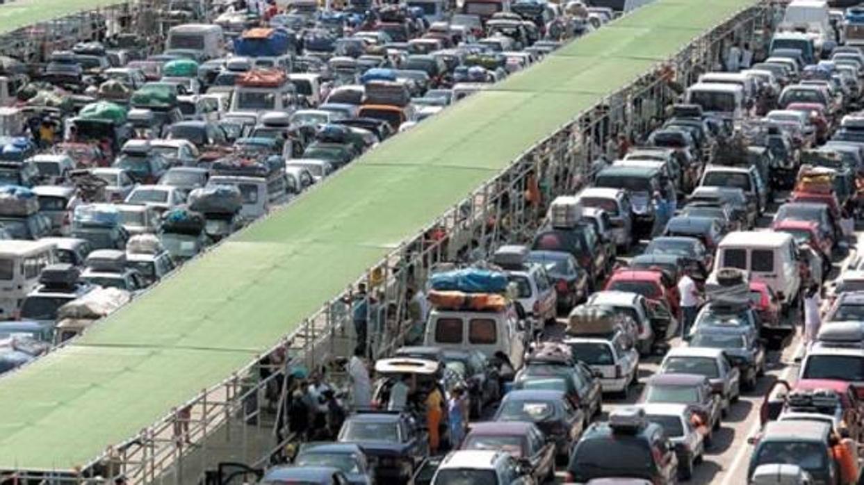 Imagen de archivo de la OPE con multitud de vehículos esperando para cruzar a través del puerto de Algeciras.