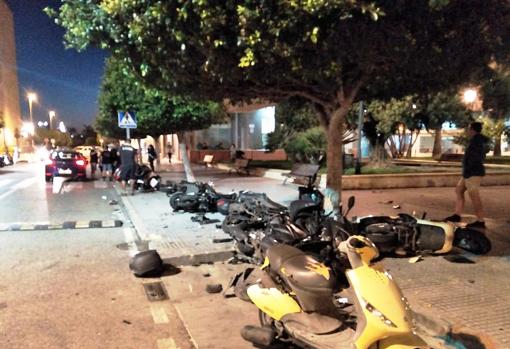 Las motocicletas, derribadas en la esquina de América con Príncipe de Asturias.