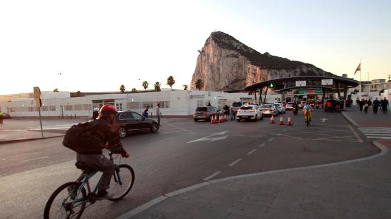 El futuro laboral de muchos trabajadores transfronterizos del Campo de Gibraltar dependen de la Roca.