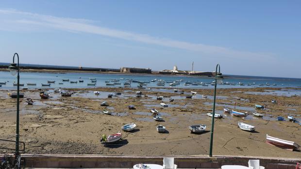 Dos menores rescatadas en la playa de la Caleta debido al fuerte oleaje