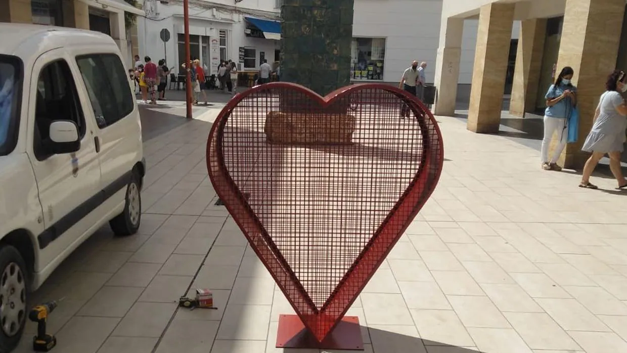 Uno de los dos corazones para el reciclaje de tapones colocados en Chiclana.