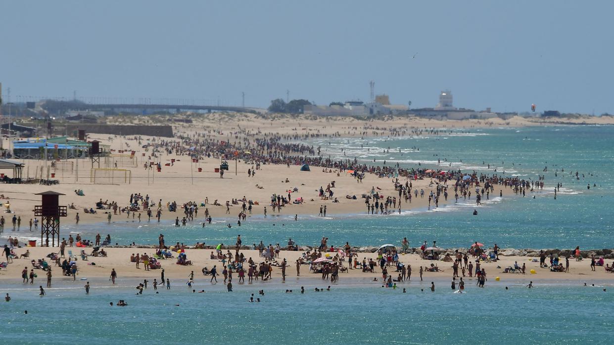 Drones en las playas de Cádiz, opción para controlar el aforo