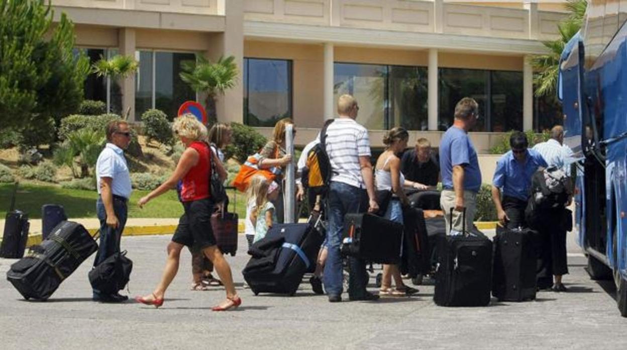 Un grupo de turistas saliendo de uno de los hoteles de Chiclana.