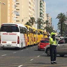 La Policía controlando el tráfico durante la movilización de los autobuses.