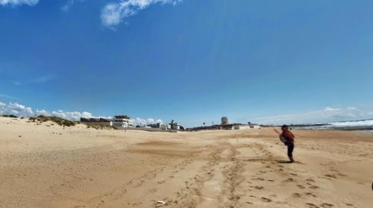 La playa de Torregorda con las instalaciones militares