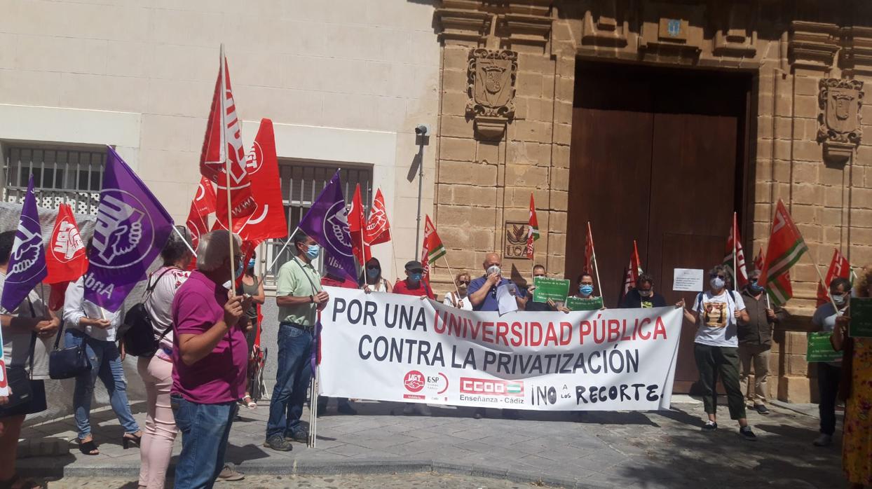 Sindicatos y colectivos en la protesta en Cádiz contra los recortes a la UCA.