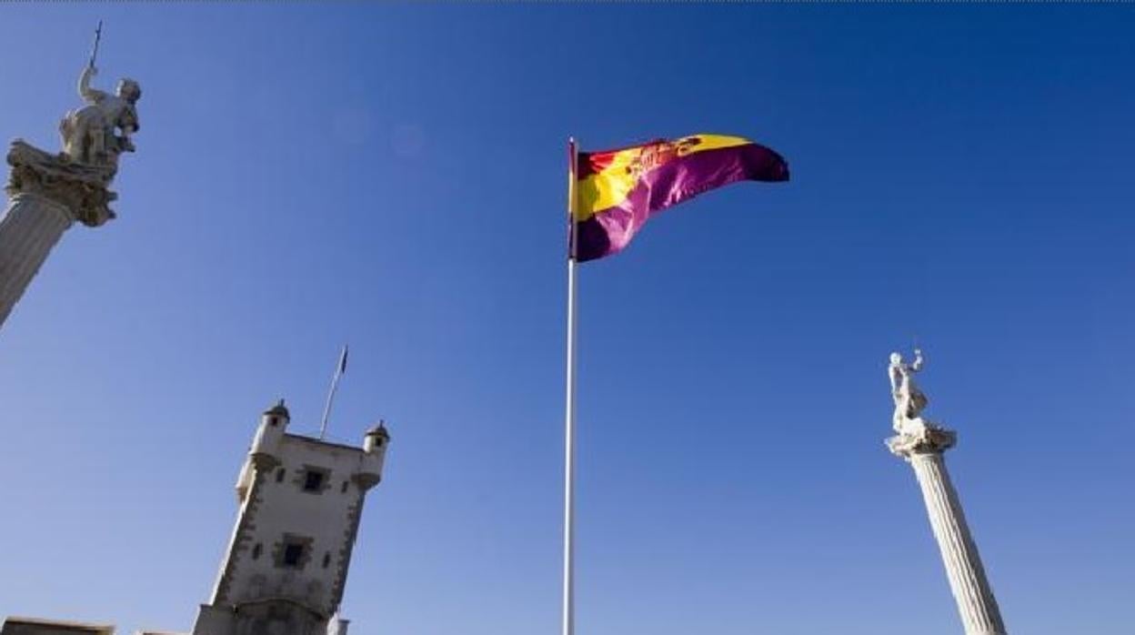 La bandera republicana, ante Puertas de Tierra, durante una efemérides en 2017.