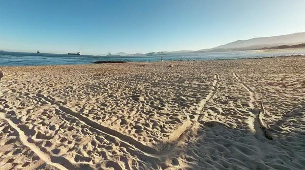 Los Barrios ultima los trabajos en la playa de Palmones para el inicio de la temporada