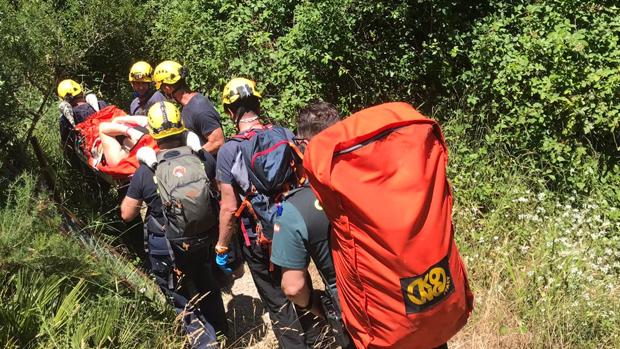 Rescatan a una senderista que se había fracturado la pierna en Zahara de la Sierra