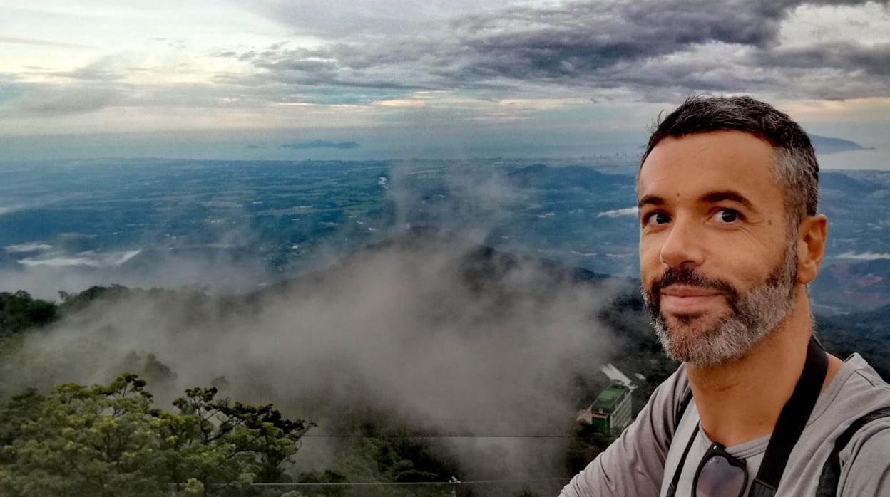 José Luis Portas, en el Puente de las manos de Da Nang, durante un viaje que hizo a Vietnam.