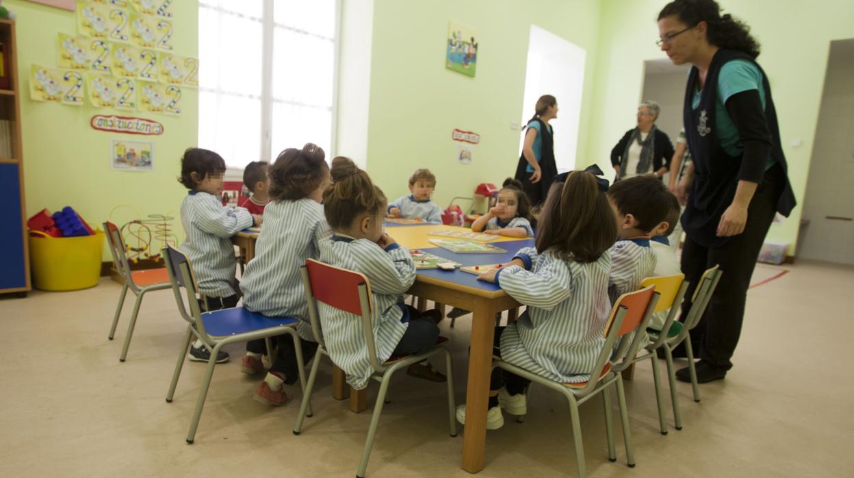 Un grupo de niños pequeños durante una clase.