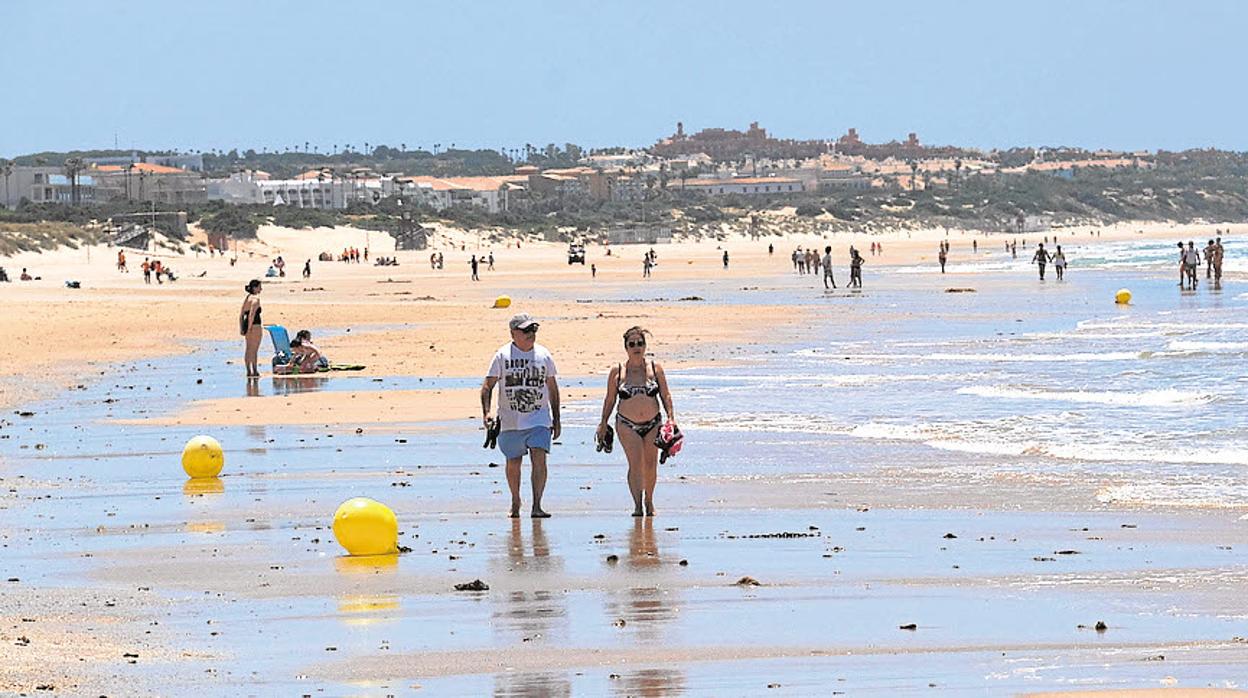 Una playa de Chiclana, en la reapertura al baño.