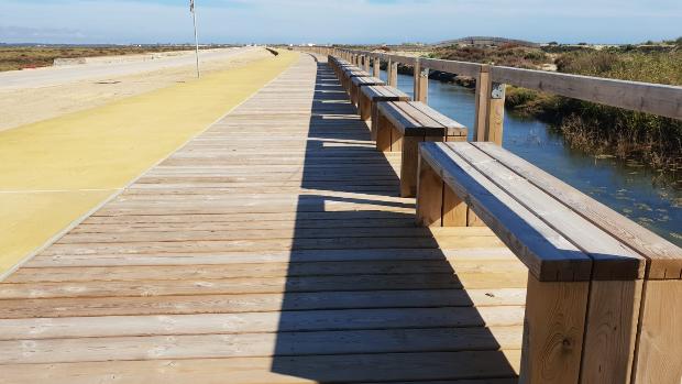 San Fernando ya presume del paseo marítimo de la playa de Camposoto